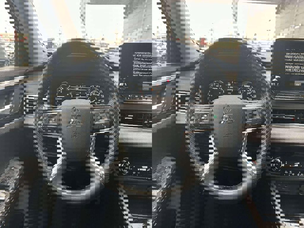 Used 2023 Mitsubishi Outlander SE image 14