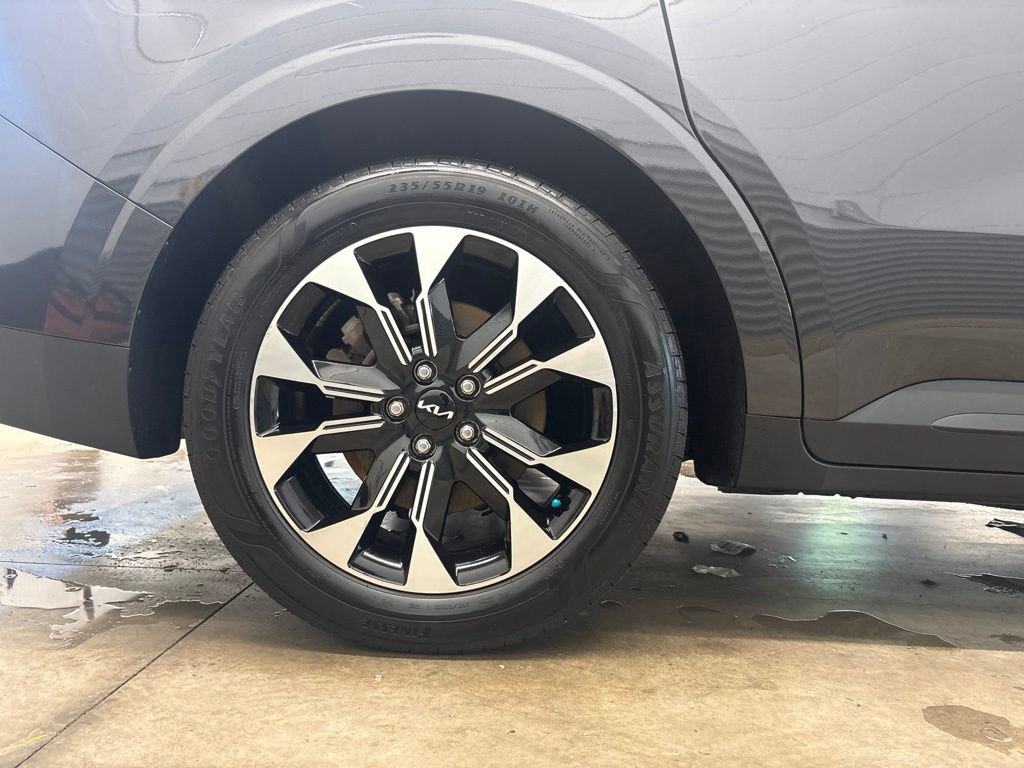Certified 2024 Kia Carnival EX FWD image 31