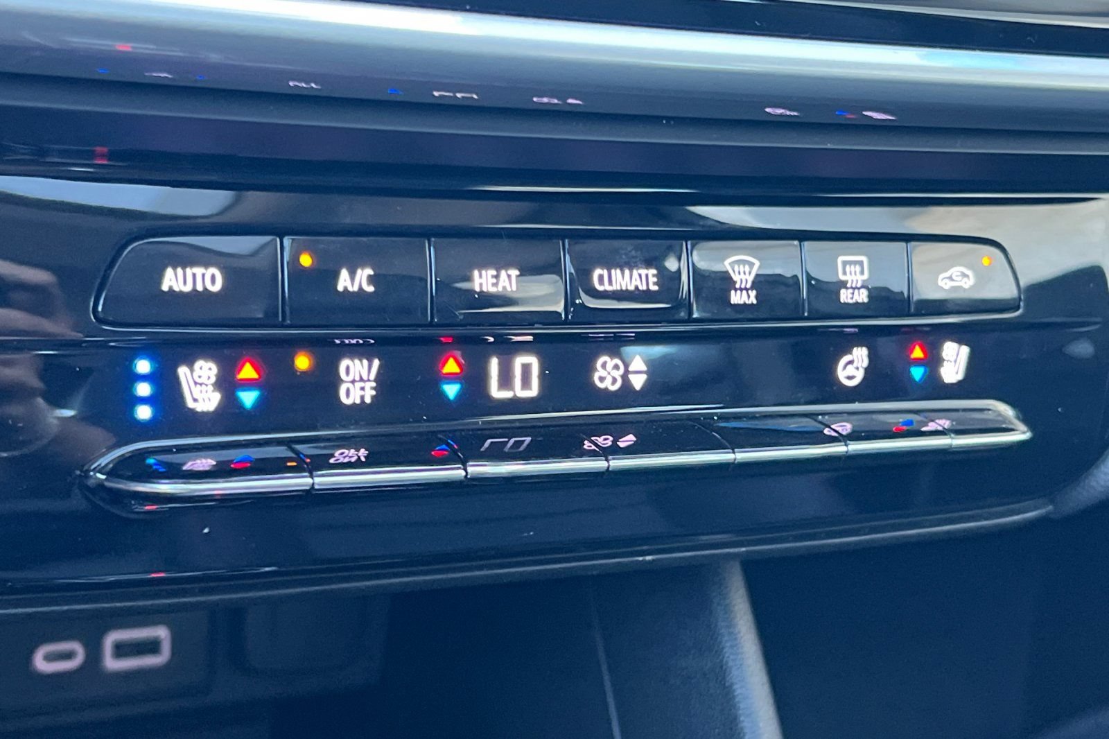 Used 2023 Chevrolet Bolt EUV Premier w/ Sun & Sound Package FWD image 29