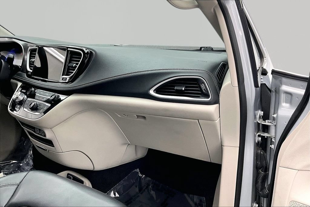 Used 2023 Chrysler Pacifica Touring-L FWD image 17