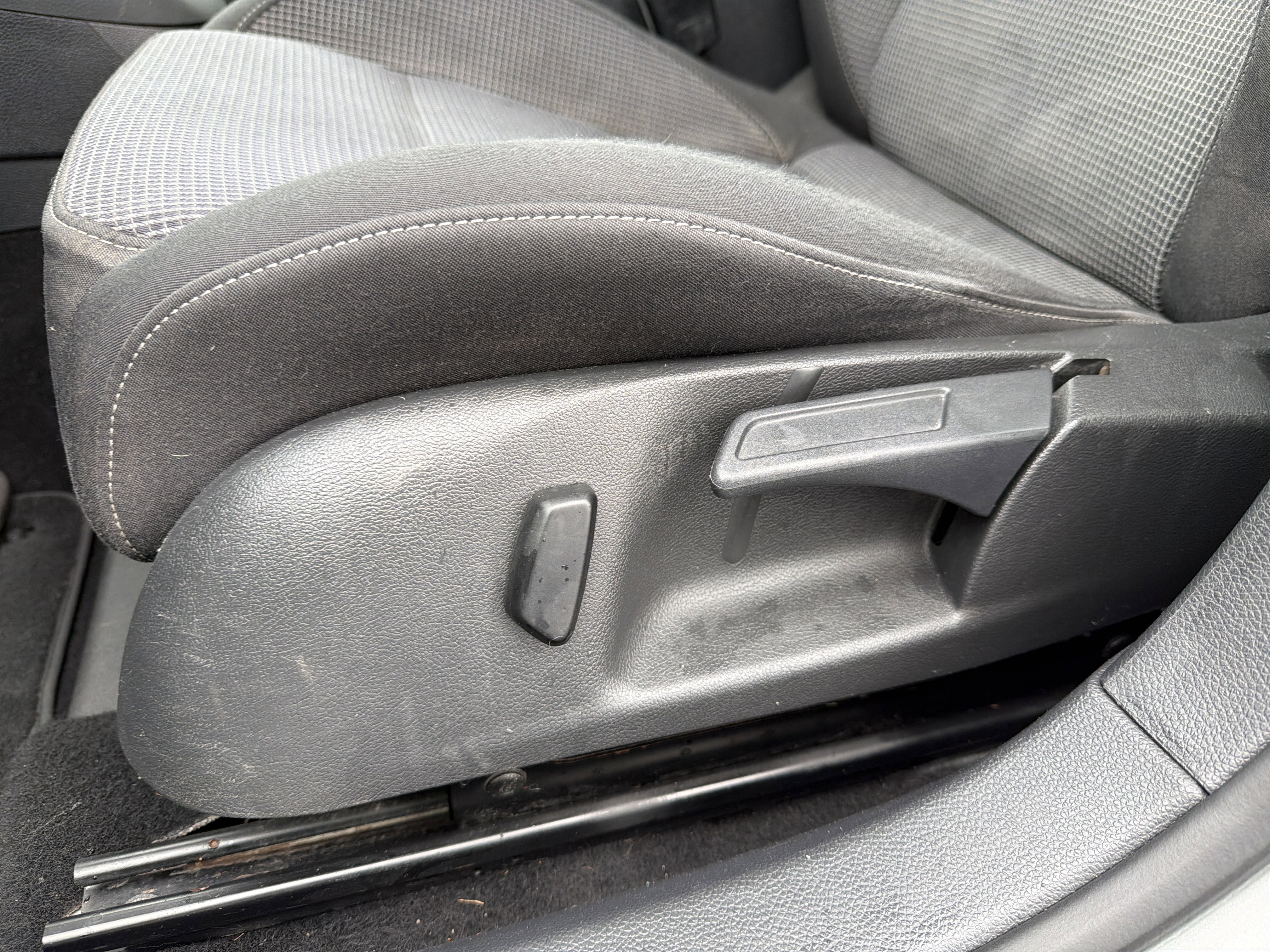 Used 2011 Volkswagen Golf TDI image 24