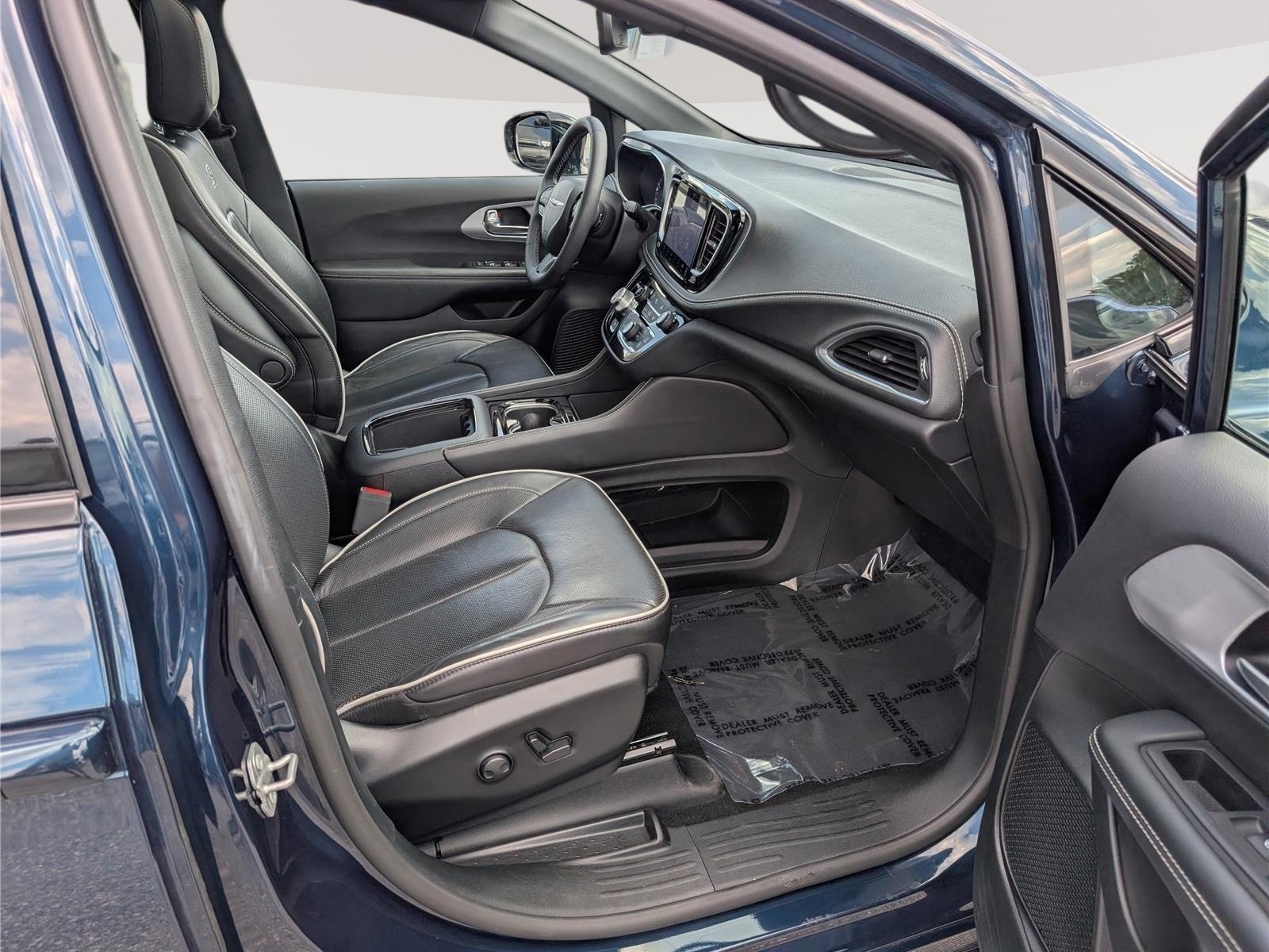 Used 2025 Chrysler Pacifica Limited FWD image 11