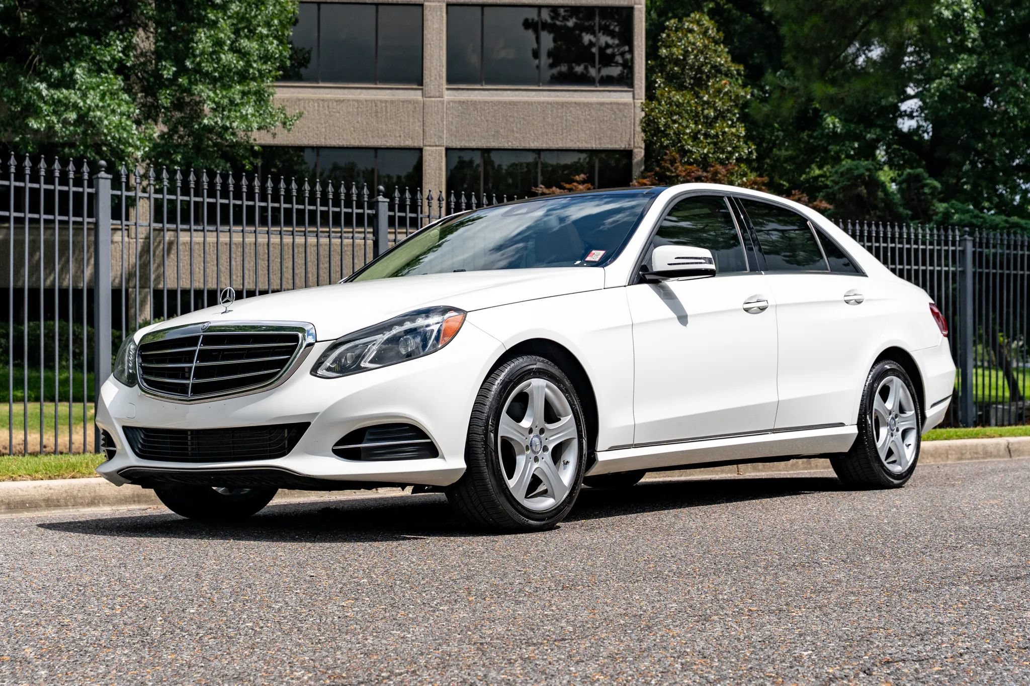 Used 2015 Mercedes-Benz E 350 4MATIC Sedan image 1