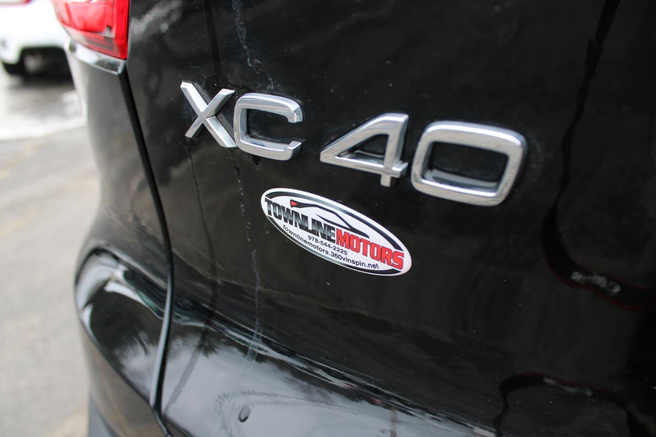 Used 2023 Volvo XC40 B5 Plus image 19