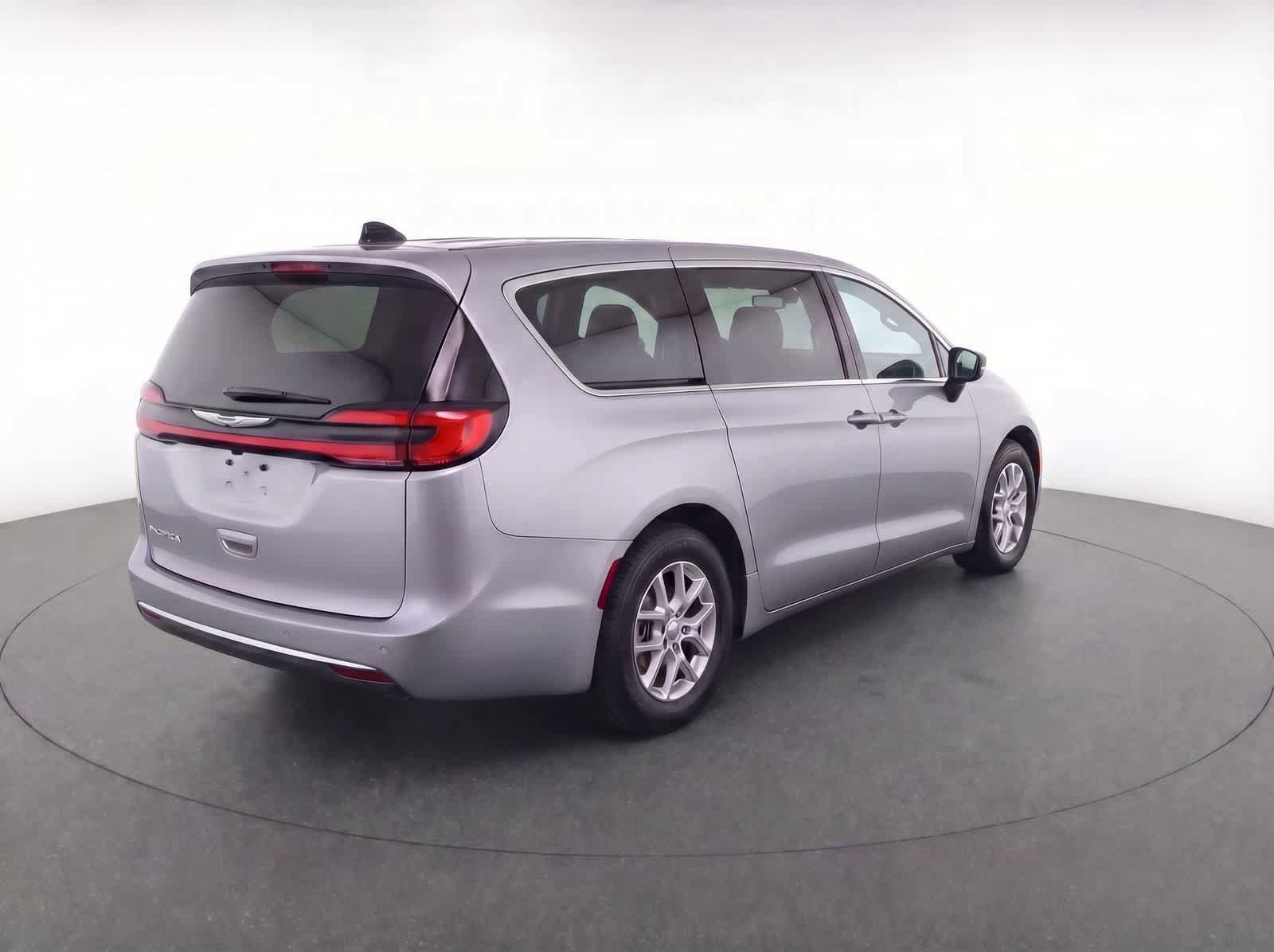 Used 2024 Chrysler Pacifica Touring-L image 4