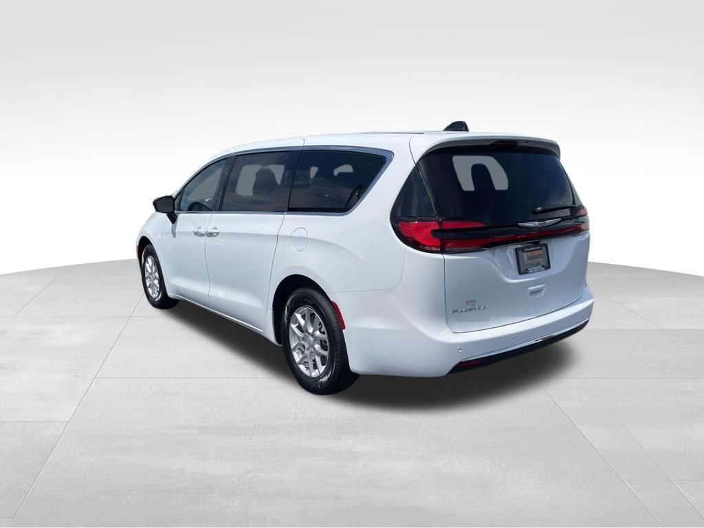 New 2026 Chrysler Pacifica Select image 6