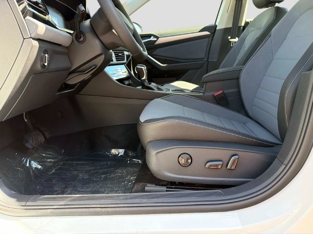 New 2027 Volkswagen Jetta SE FWD image 17