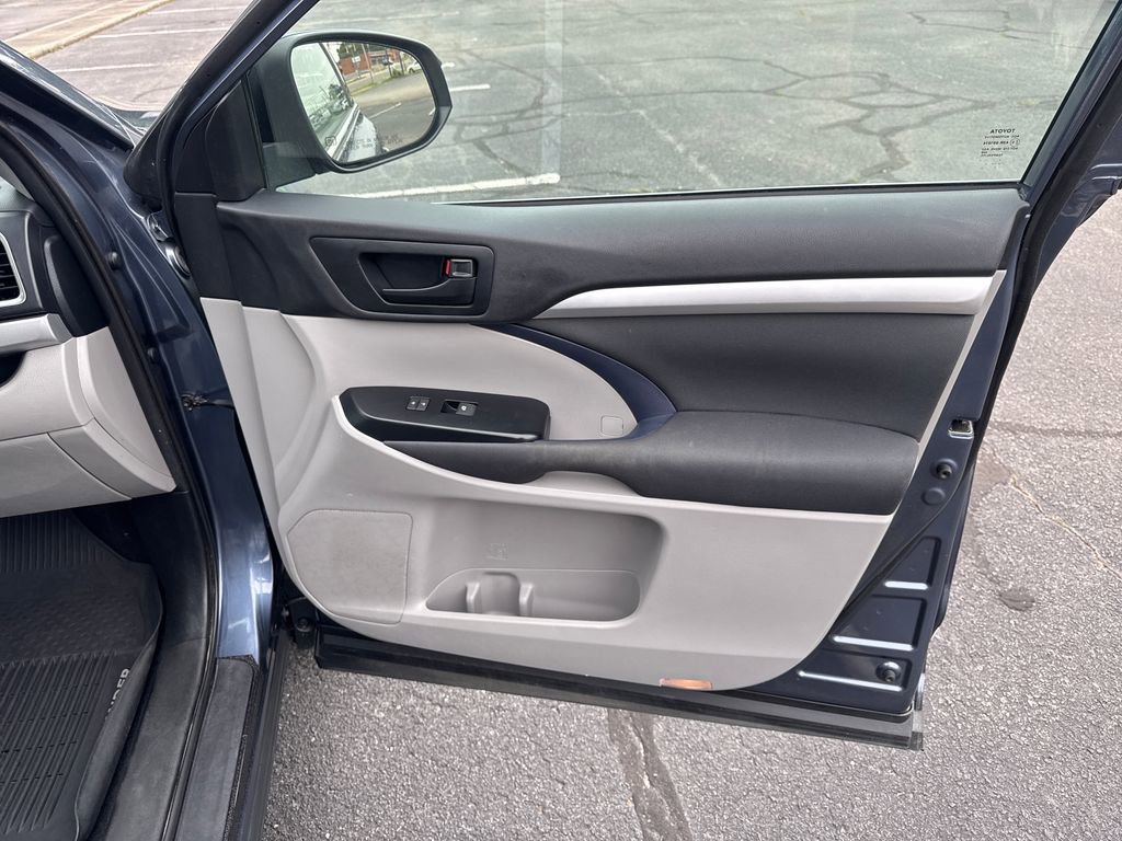 Used 2019 Toyota Highlander LE AWD/4WD image 39