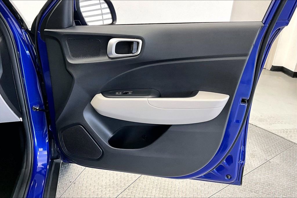 Used 2023 Hyundai Venue SEL FWD image 19