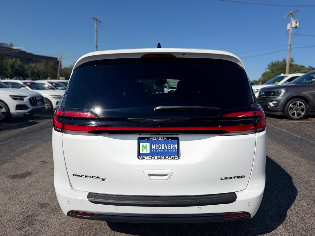Used 2025 Chrysler Pacifica Limited FWD image 7