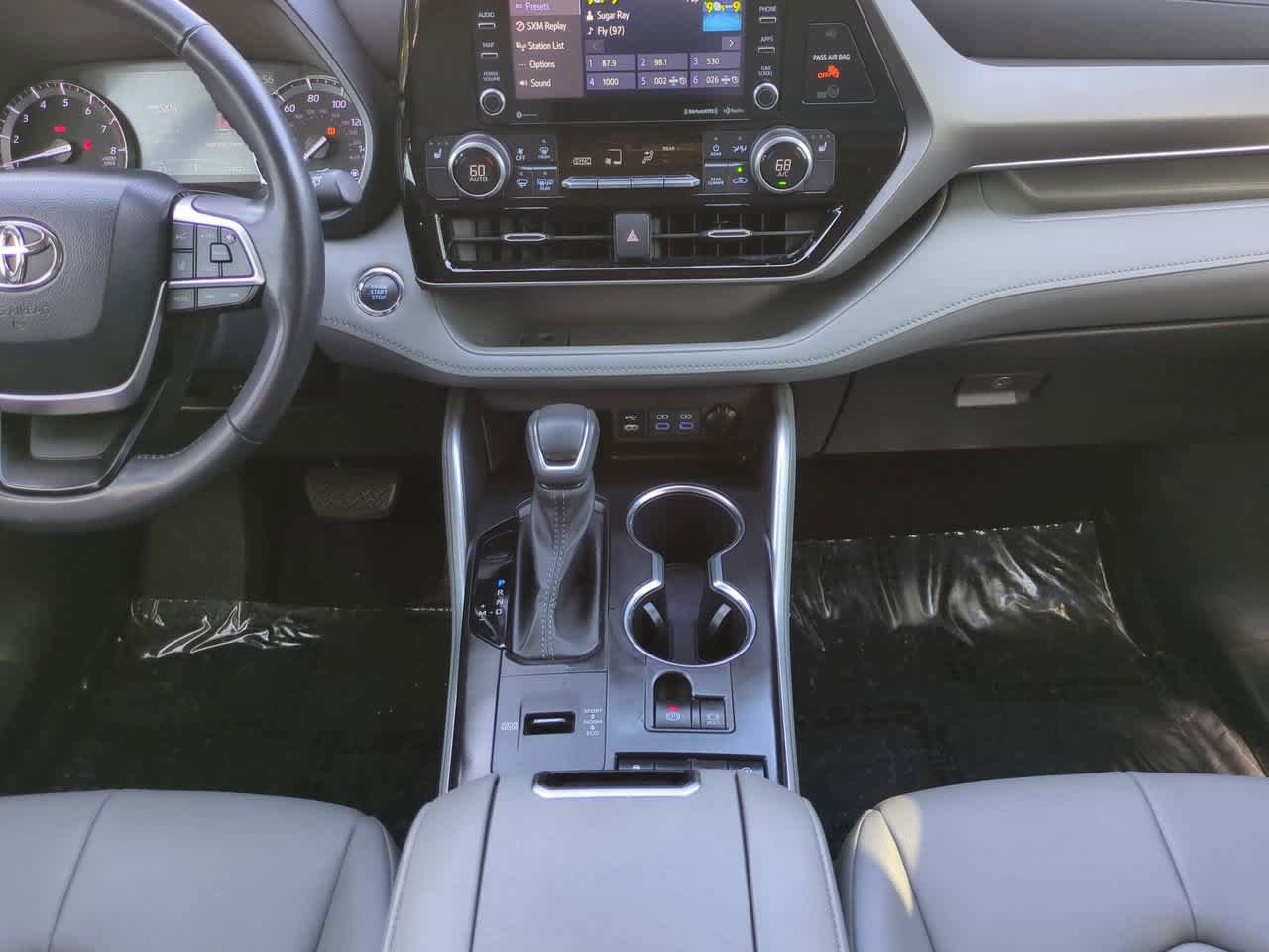 Used 2022 Toyota Highlander XLE FWD image 19