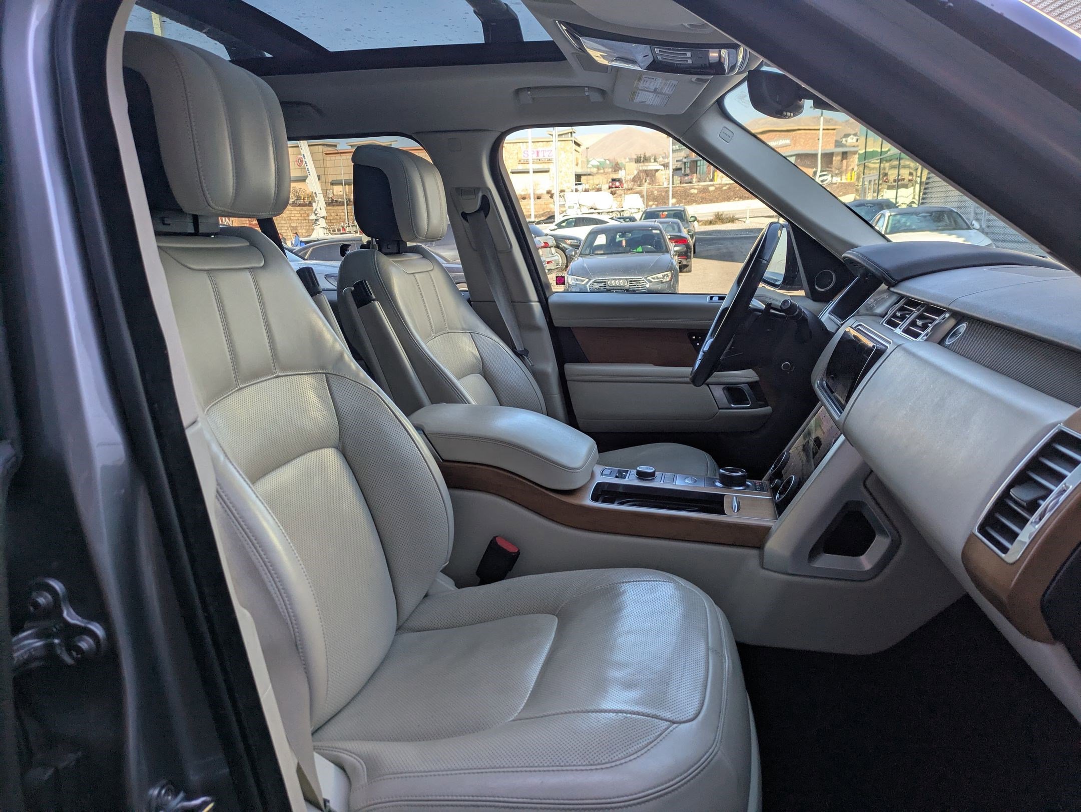 Used 2020 Land Rover Range Rover HSE image 27