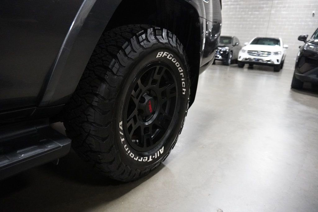 Used 2018 Toyota 4Runner SR5 AWD/4WD image 5
