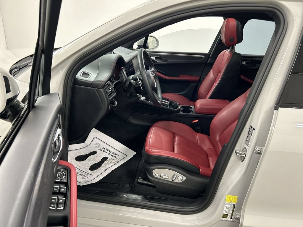 Certified 2025 Porsche Macan GTS AWD/4WD image 9