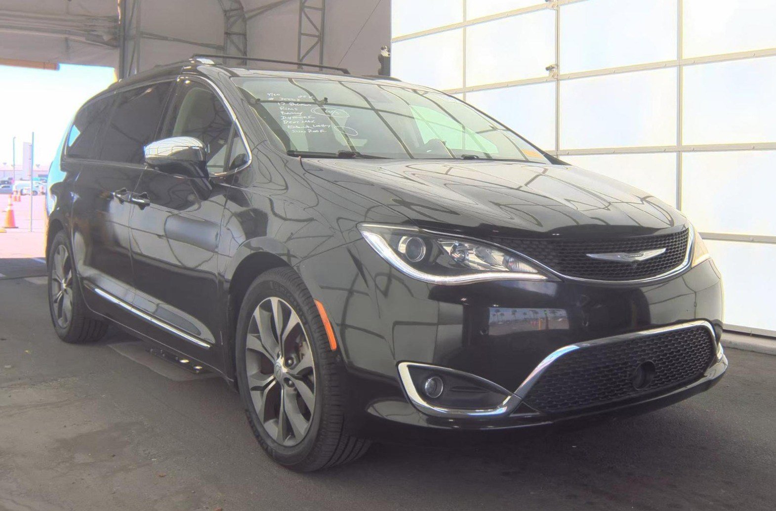 Used 2017 Chrysler Pacifica Limited w/ UConnect Theater Package FWD image 4