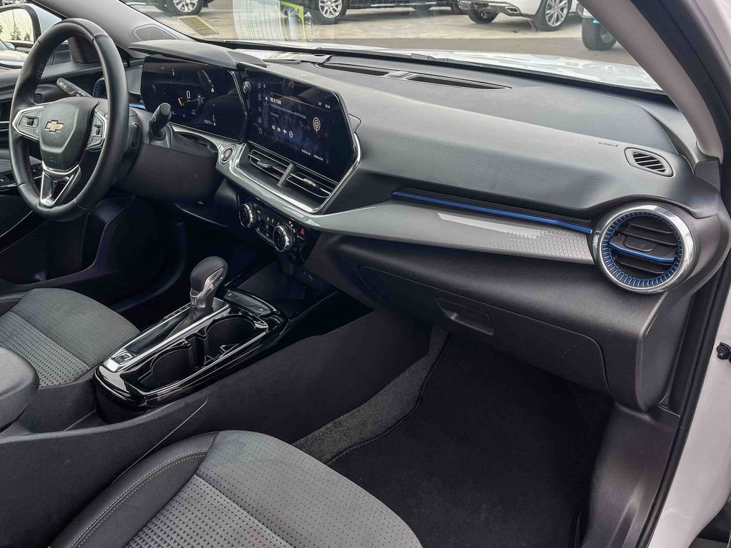 Certified 2025 Chevrolet Trax LT w/ LT Convenience Package image 33