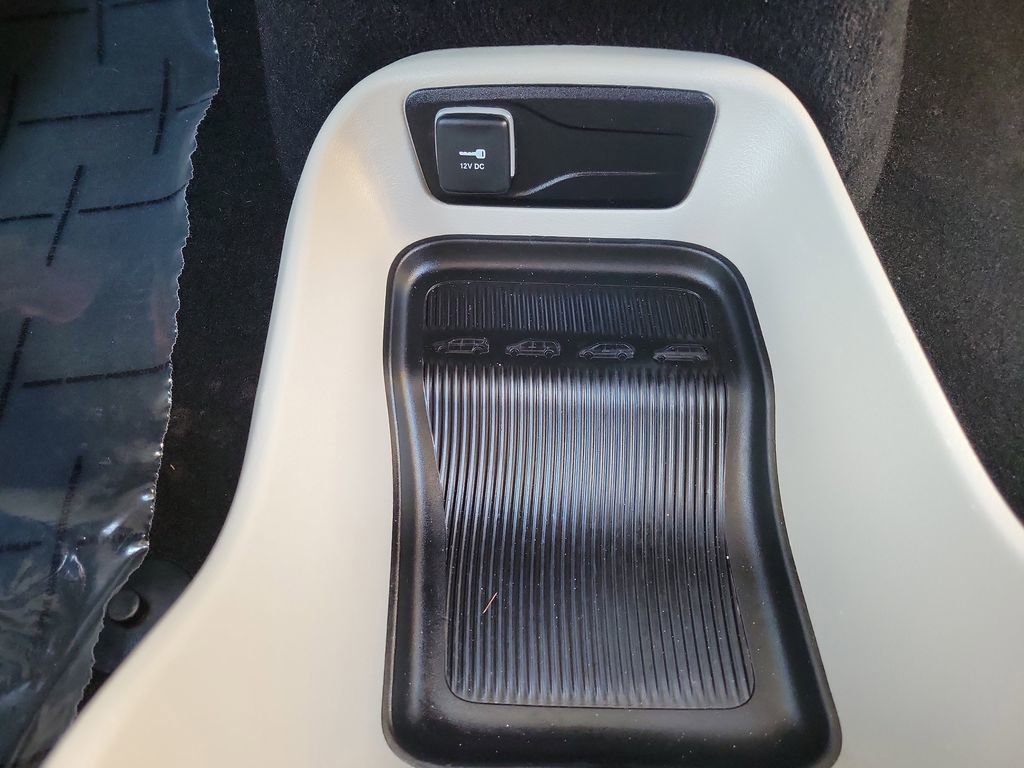 Used 2023 Chrysler Voyager LX image 32