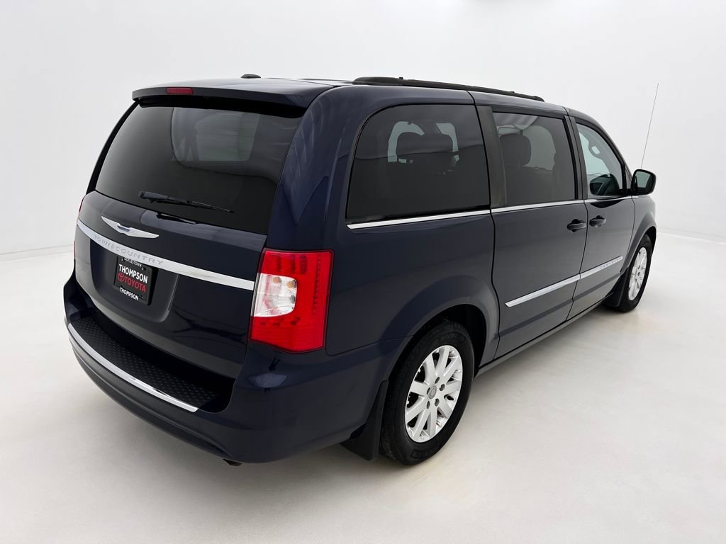 Used 2015 Chrysler Town & Country Touring image 7