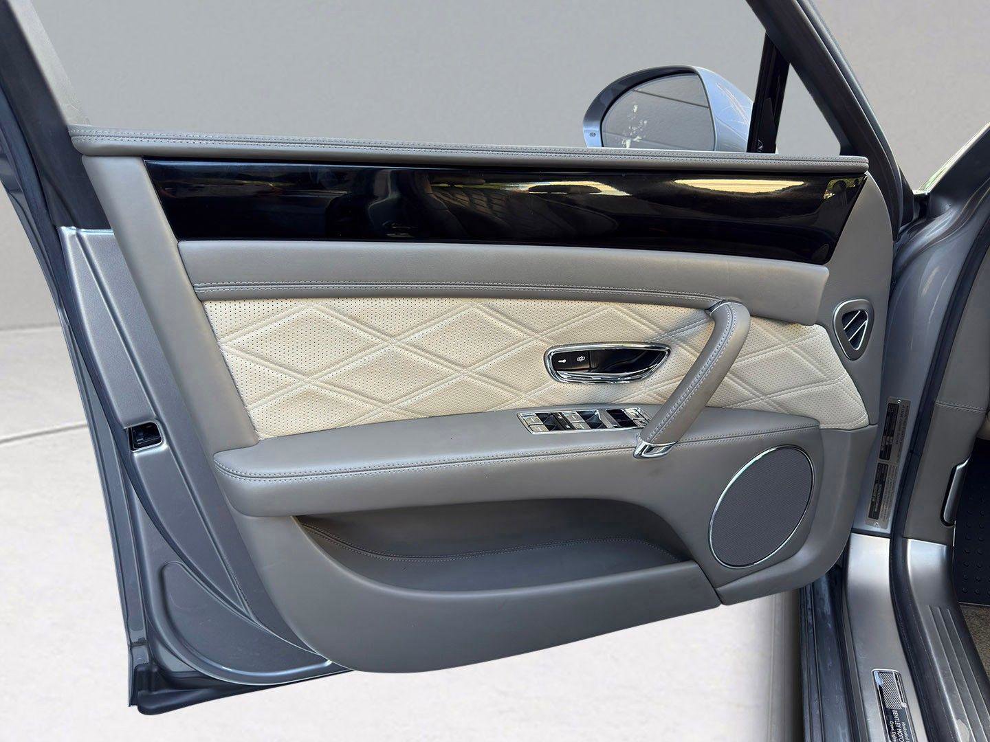 Used 2016 Bentley Flying Spur W12 image 35