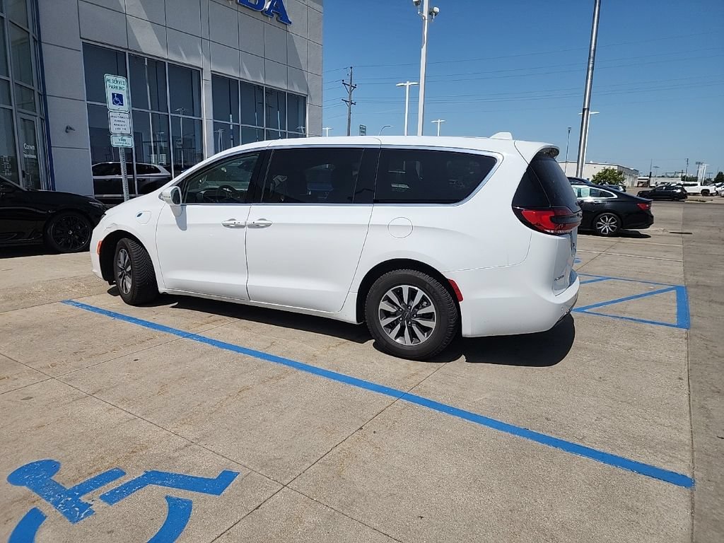Used 2022 Chrysler Pacifica Touring-L FWD image 7