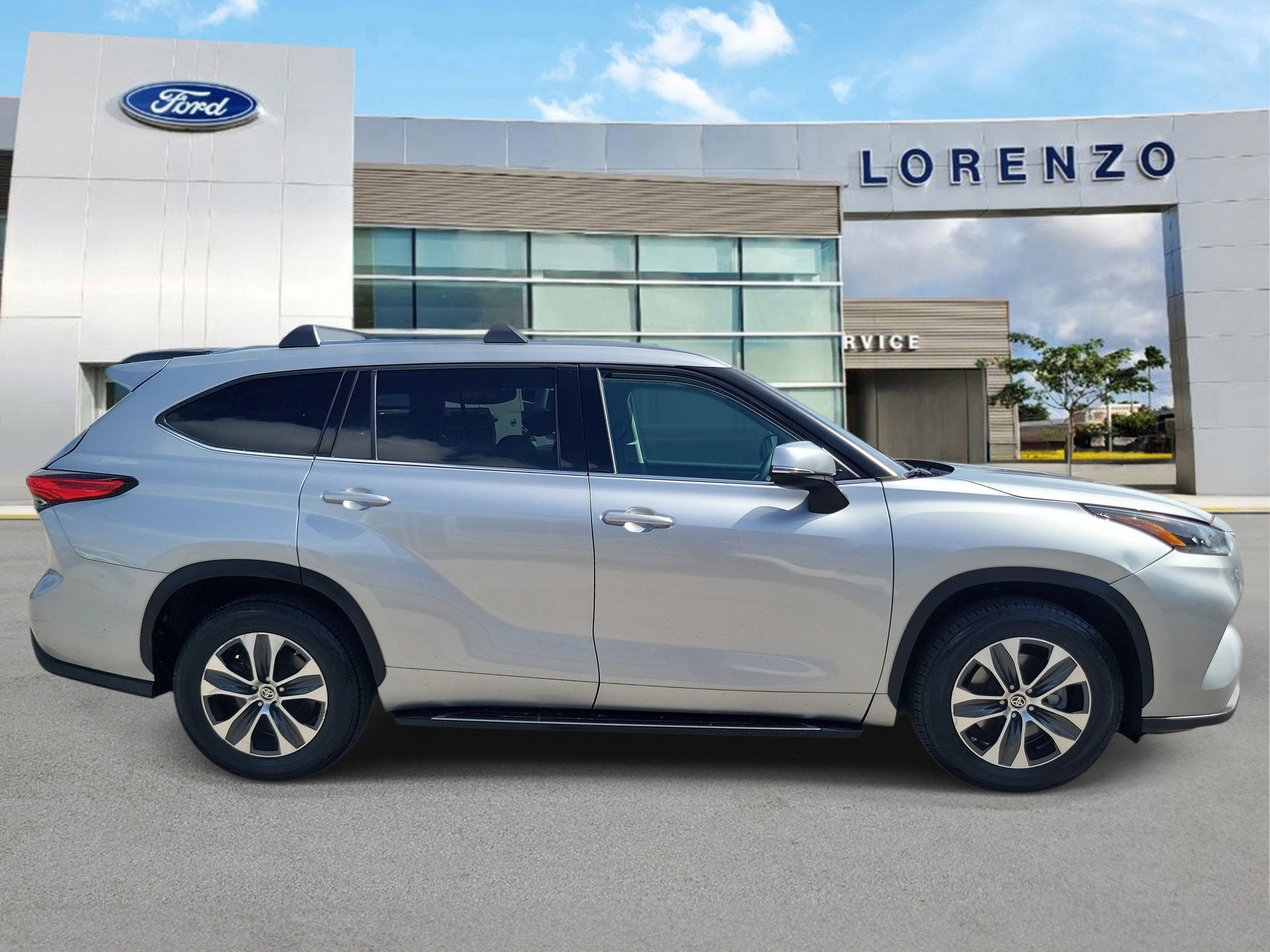 Used 2021 Toyota Highlander XLE FWD image 4