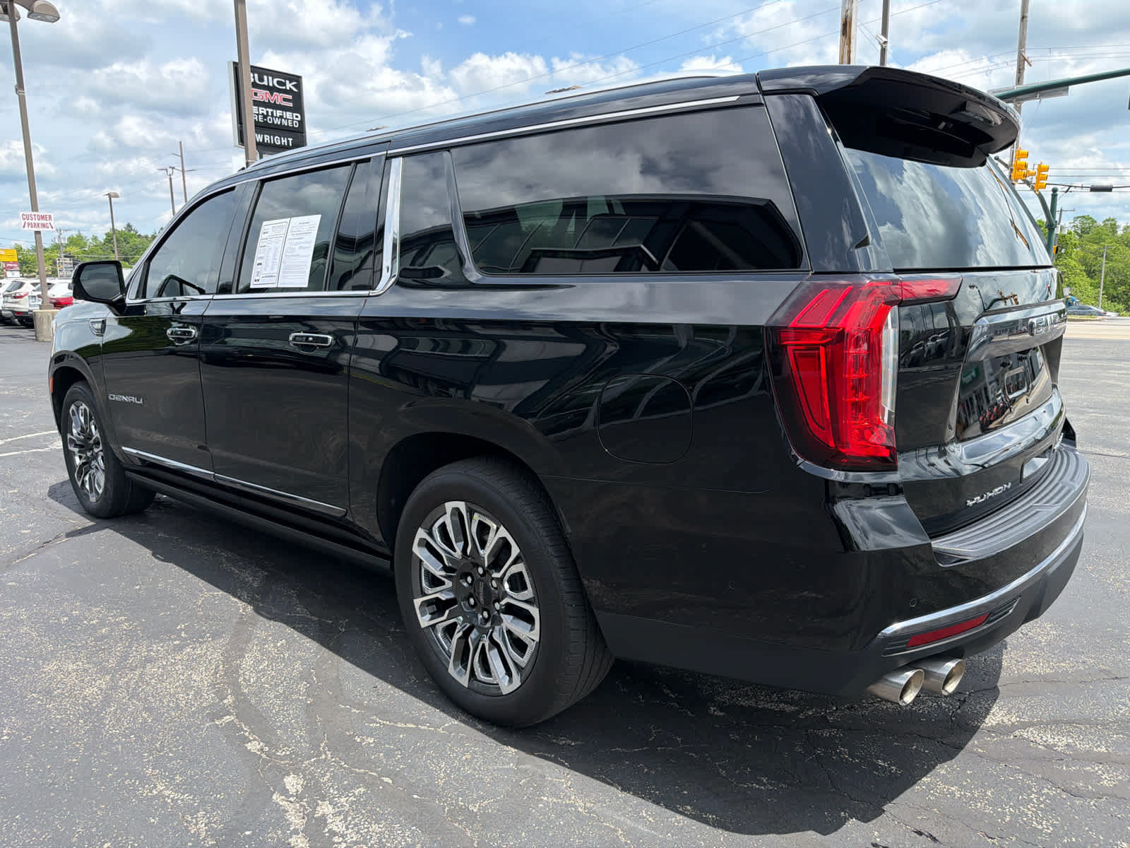 Used 2023 GMC Yukon XL Denali Ultimate AWD/4WD image 2