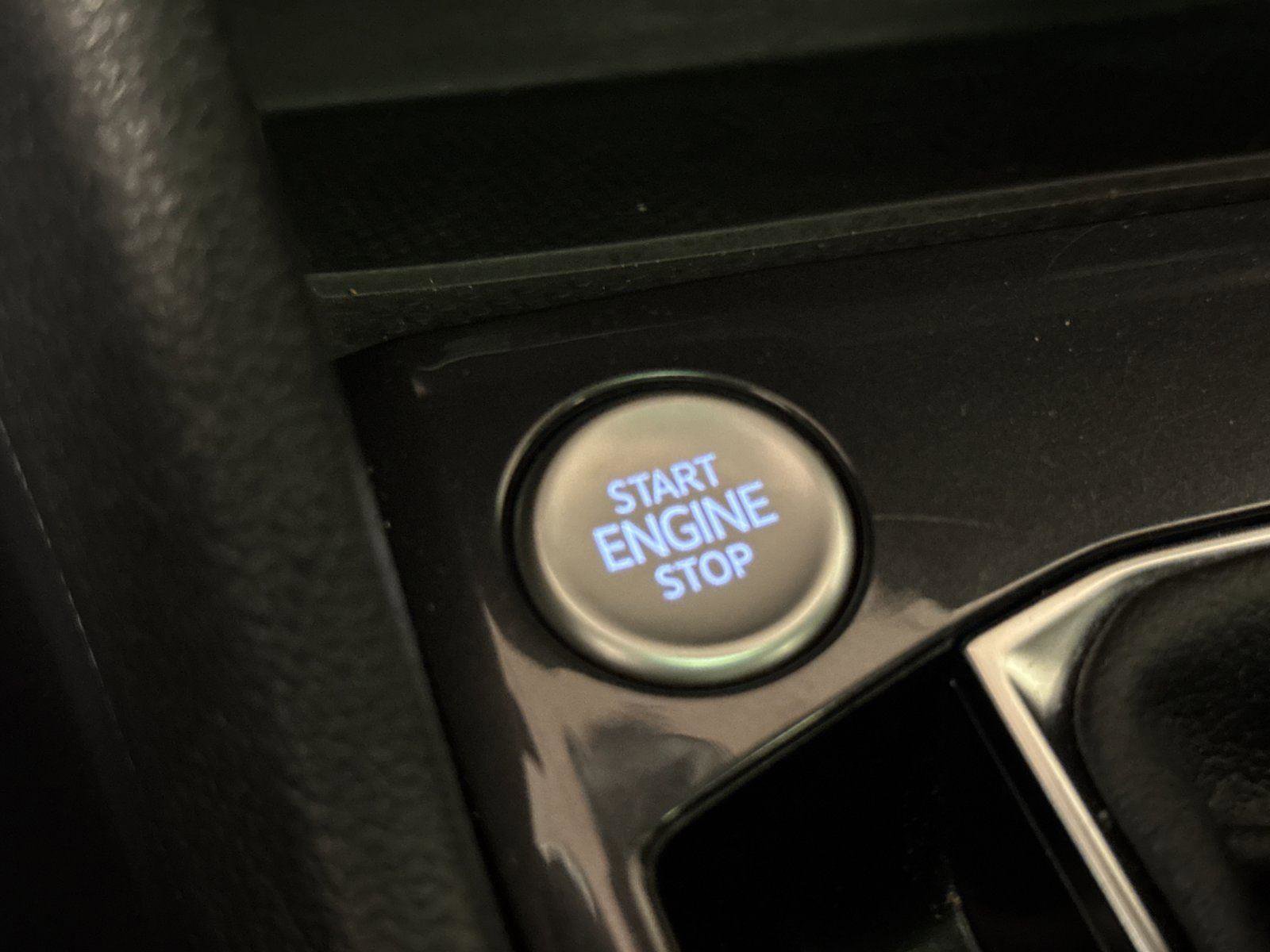 Used 2023 Volkswagen Tiguan SE w/ Panoramic Sunroof Package FWD image 21