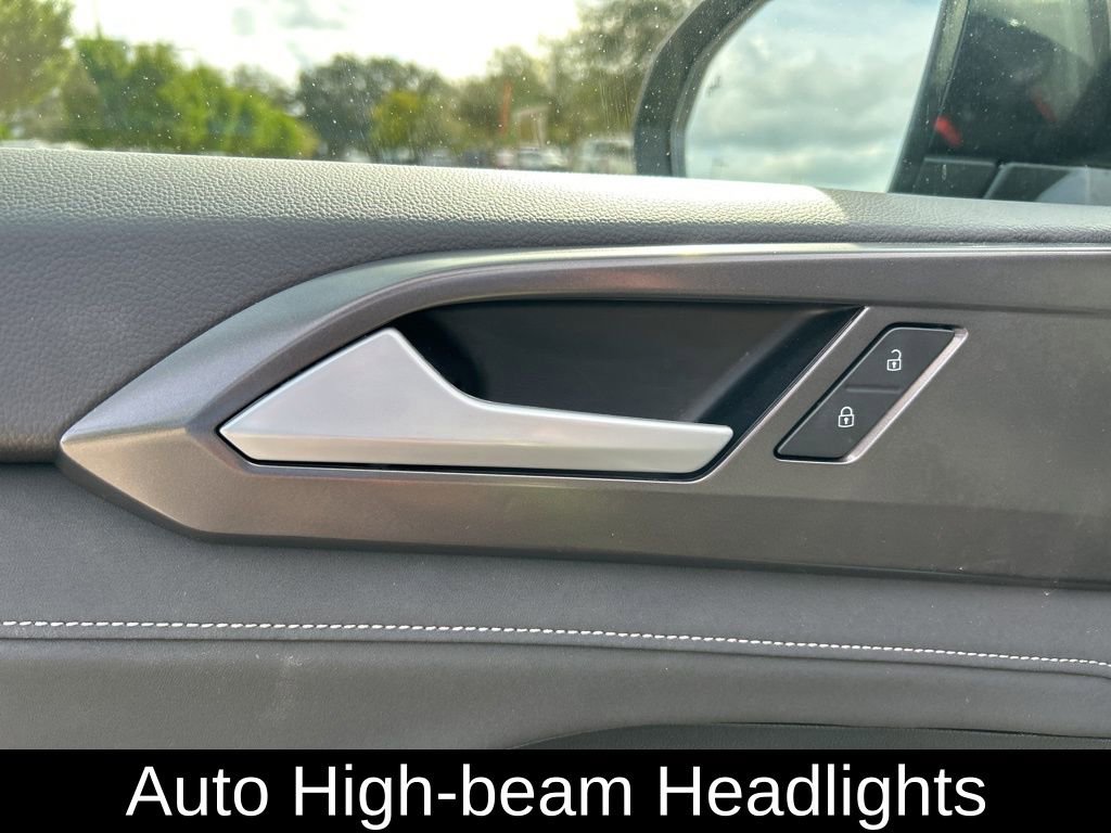 Certified 2025 Volkswagen Taos SE image 18