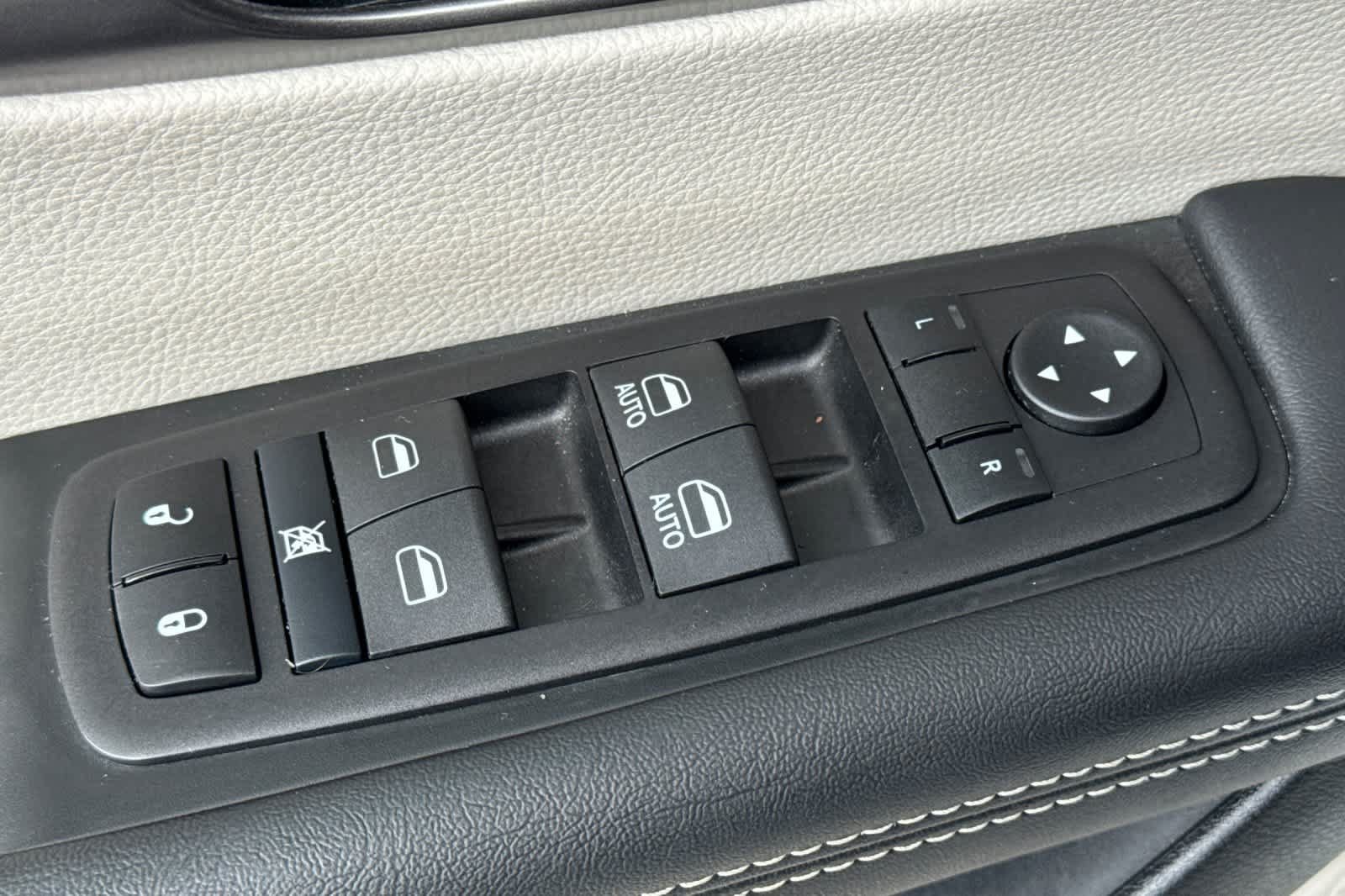 Used 2024 Chrysler Pacifica Touring-L FWD image 13