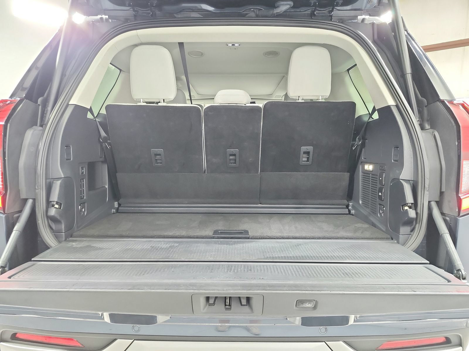Used 2025 Ford Expedition Platinum w/ Driver's Package AWD/4WD image 56