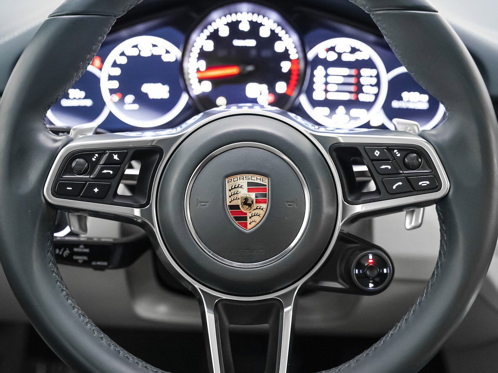 Used 2023 Porsche Cayenne Platinum Edition image 17