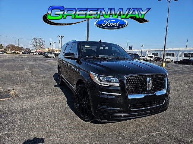 Used 2022 Lincoln Navigator Reserve image 1