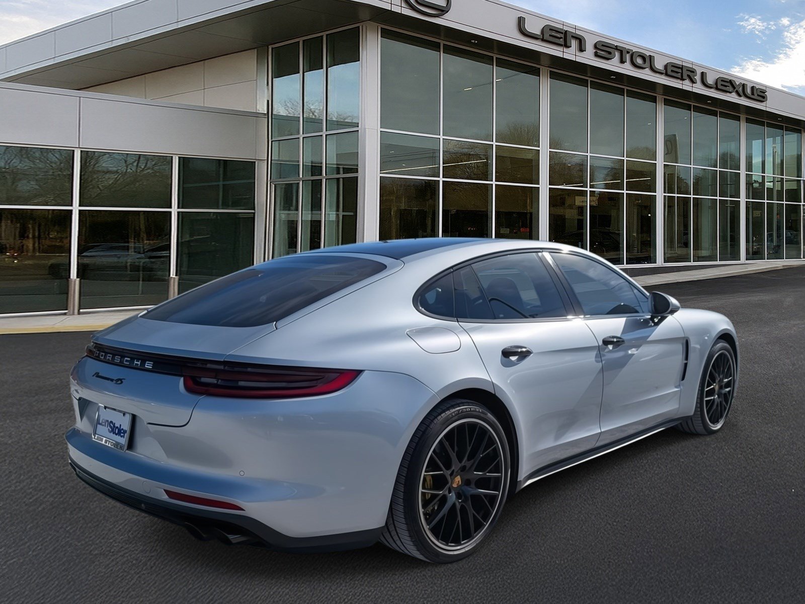 Used 2018 Porsche Panamera 4S image 3