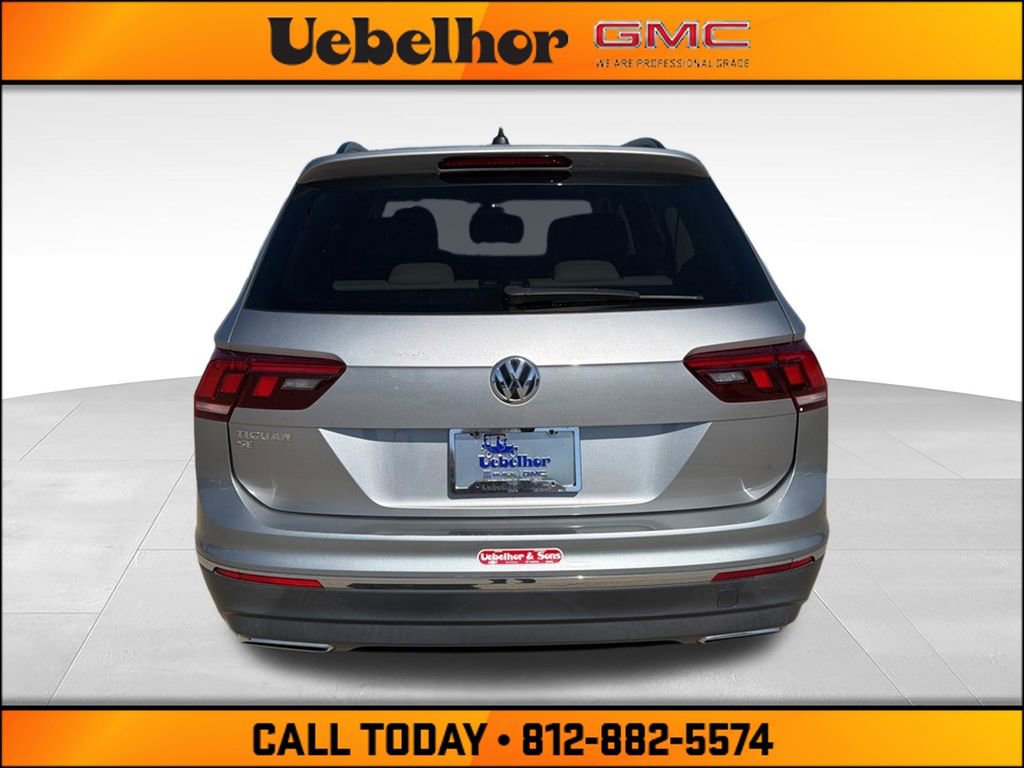 Used 2021 Volkswagen Tiguan SE w/ Panoramic Sunroof Package FWD image 9