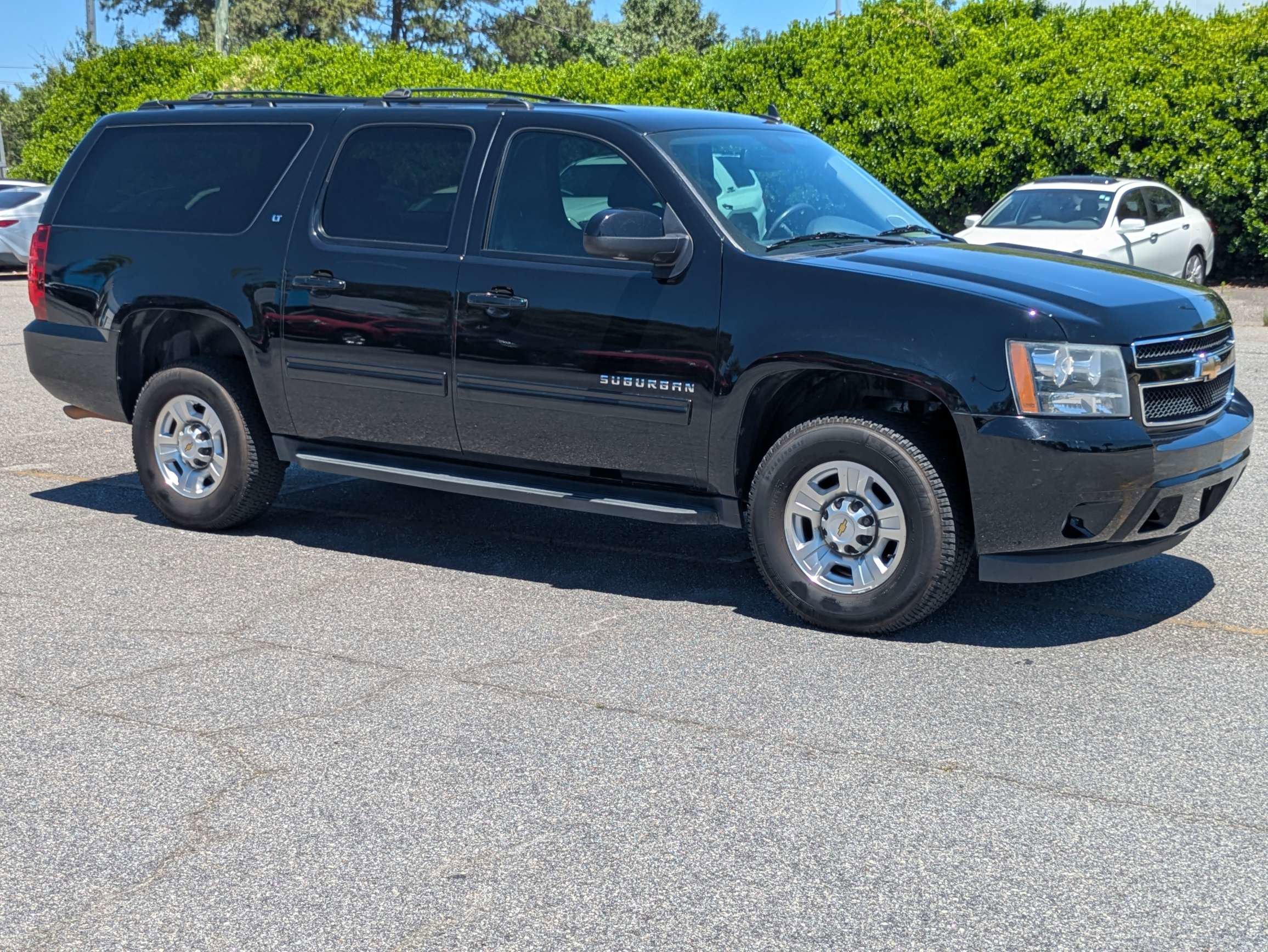 Used 2011 Chevrolet Suburban 2500 LT w/ Luxury Package AWD/4WD image 2