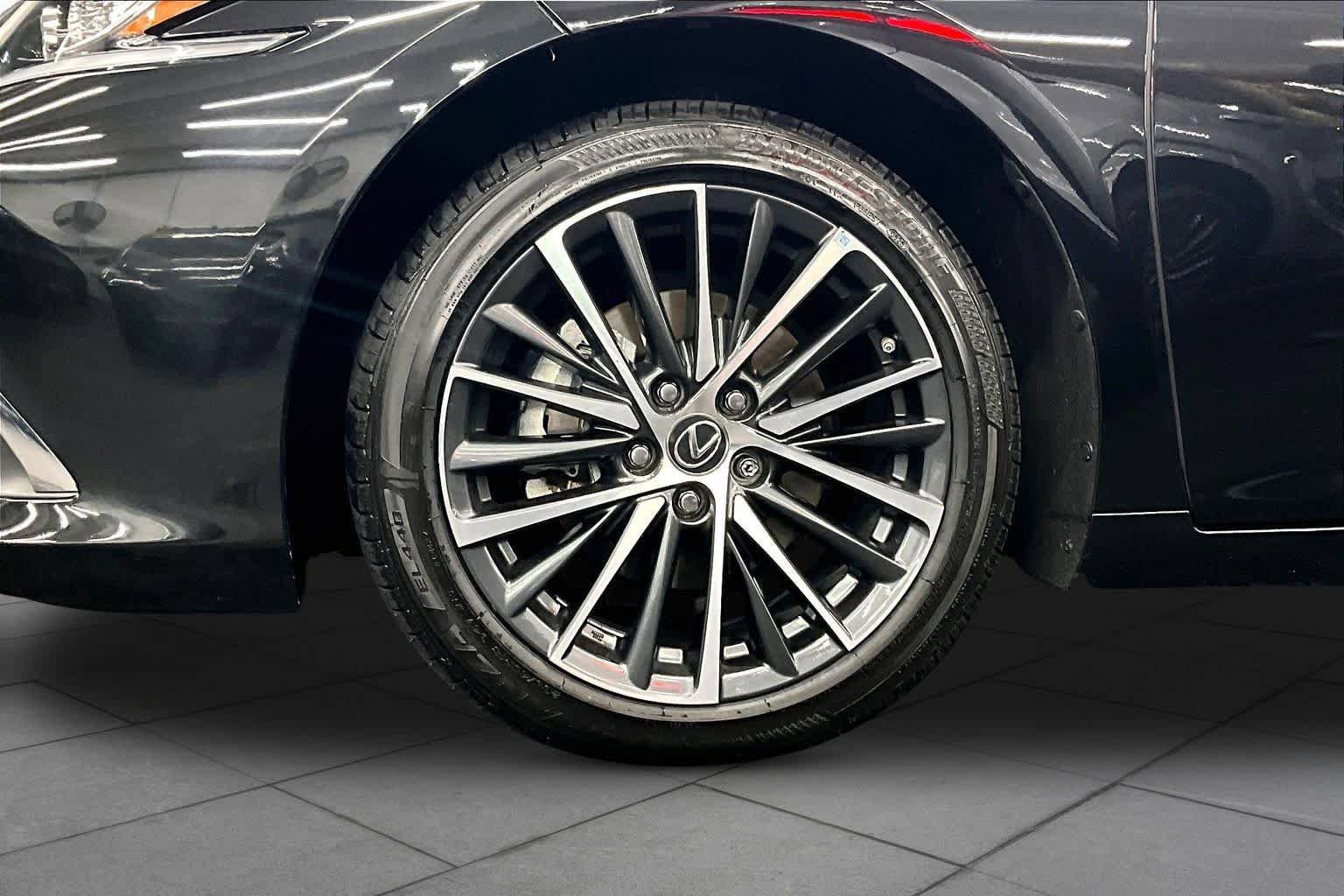 Used 2024 Lexus ES 300h w/ Premium Package FWD image 11