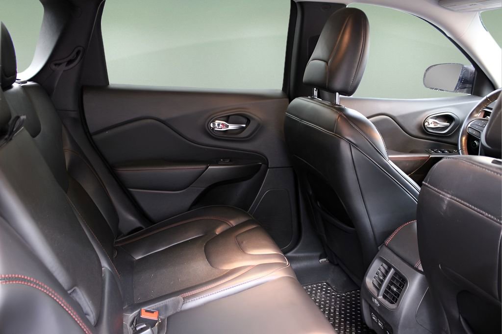 Used 2021 Jeep Cherokee Trailhawk image 30