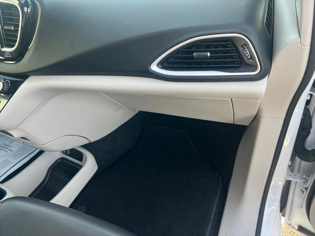 Certified 2023 Chrysler Pacifica Touring-L FWD image 12