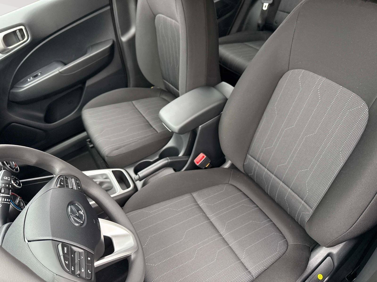 Used 2026 Hyundai Venue SE FWD image 19