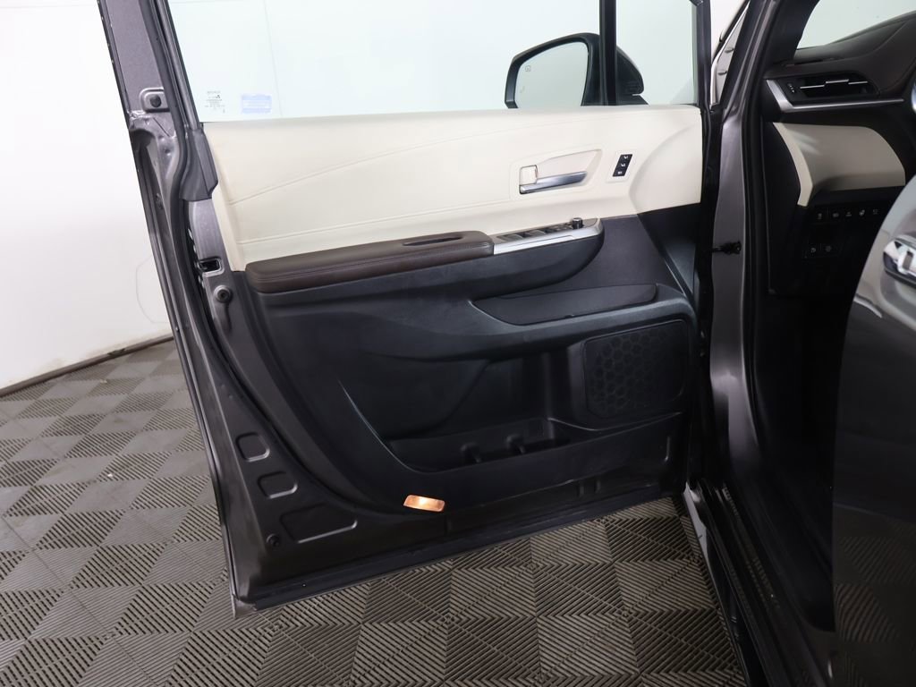 Used 2023 Toyota Sienna Platinum image 27