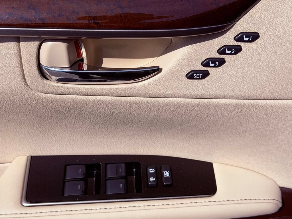 Used 2016 Lexus ES 350 w/ Luxury Package w/Wood Trim FWD image 18