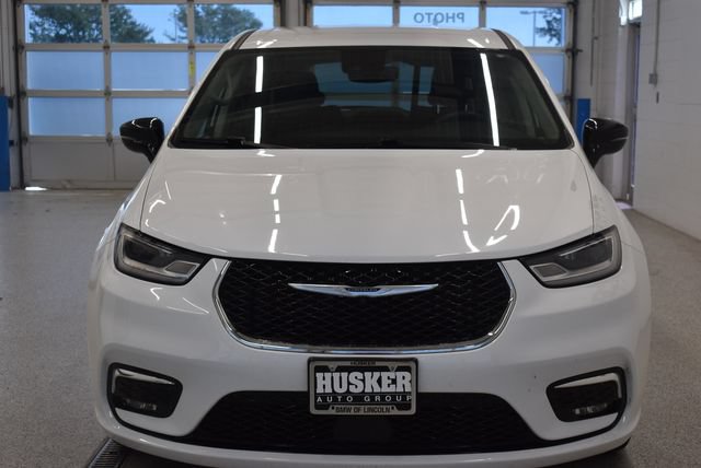 Used 2024 Chrysler Pacifica Touring-L FWD image 3