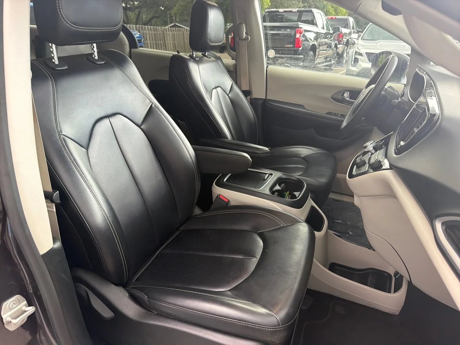 Used 2023 Chrysler Pacifica Touring-L FWD image 19