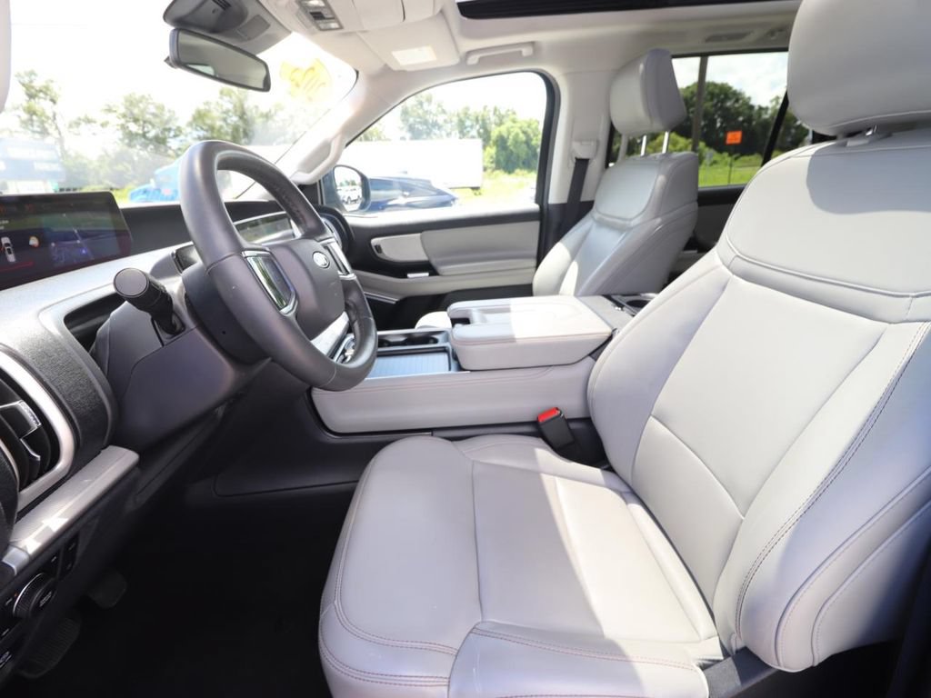 Used 2025 Ford Expedition Active AWD/4WD image 2