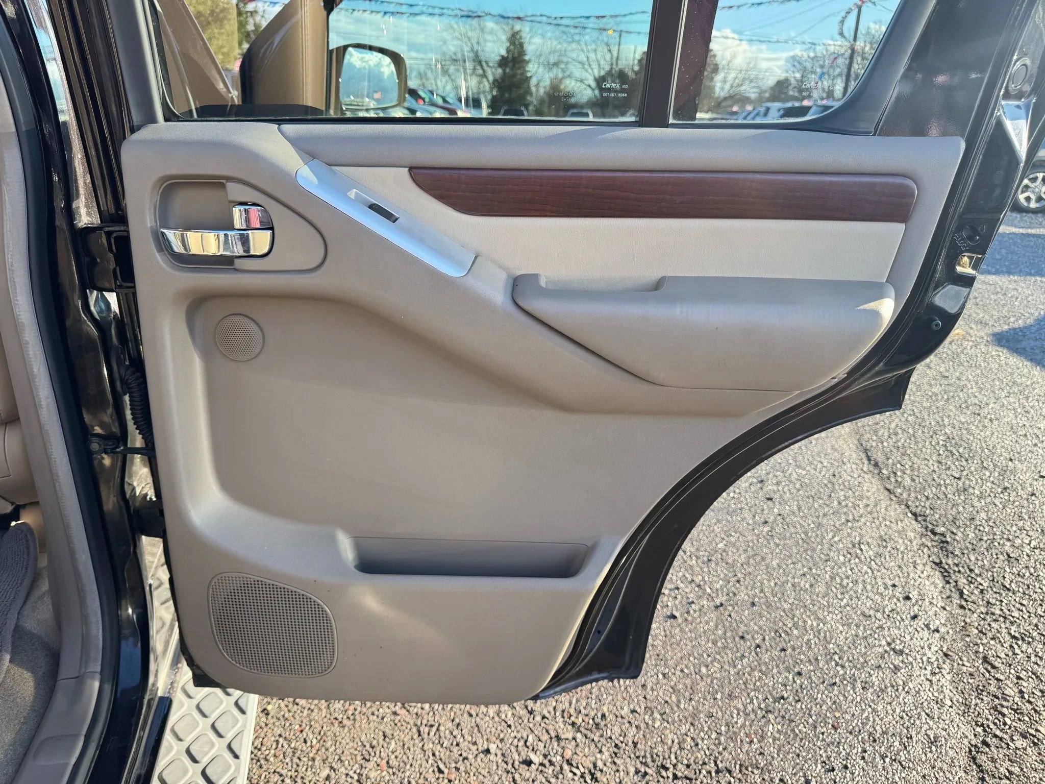 Used 2011 Nissan Pathfinder LE w/ Navigation Pkg image 16