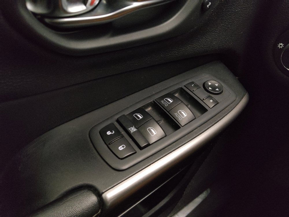 Used 2020 Jeep Cherokee Limited FWD image 27