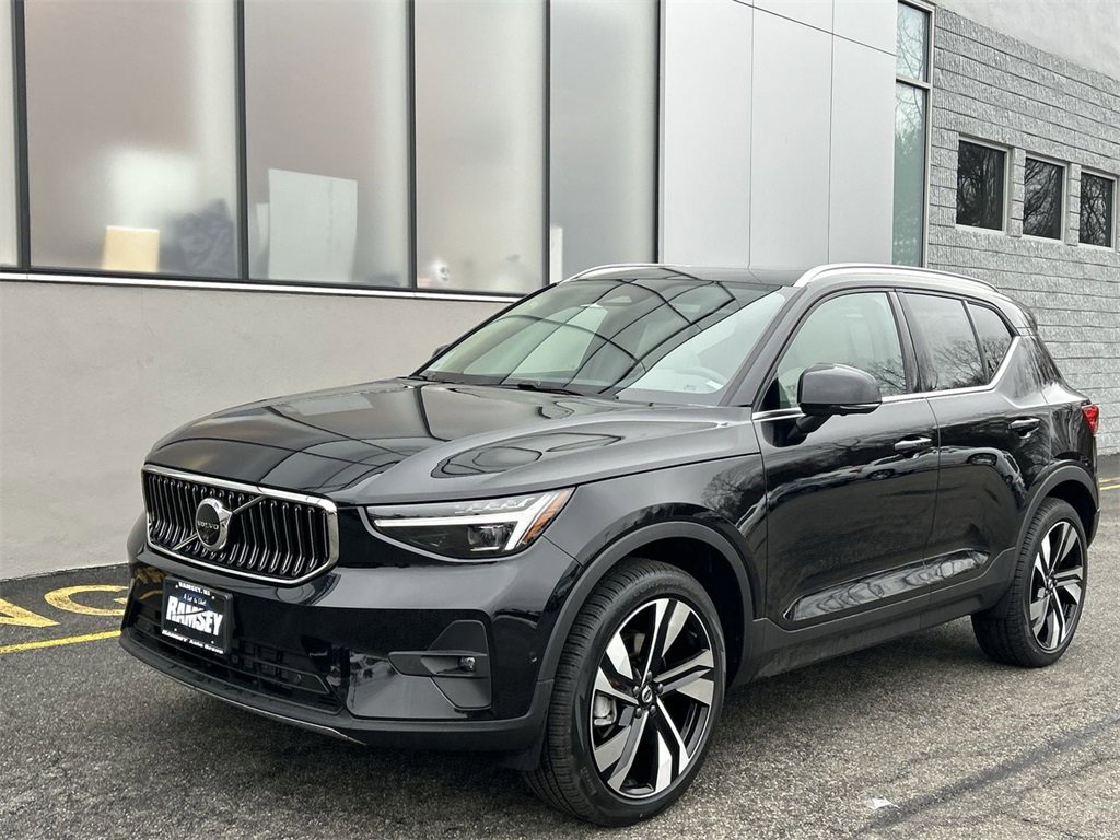 Certified 2025 Volvo XC40 B5 Ultra w/ Protection Package Premier