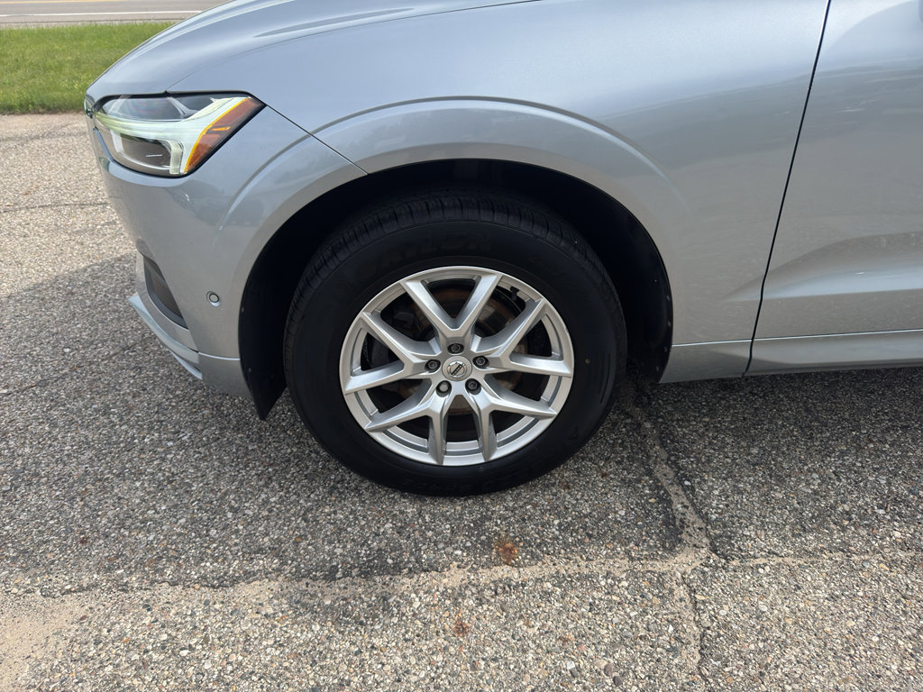 Used 2018 Volvo XC60 T5 Momentum w/ Convenience Package AWD/4WD image 4