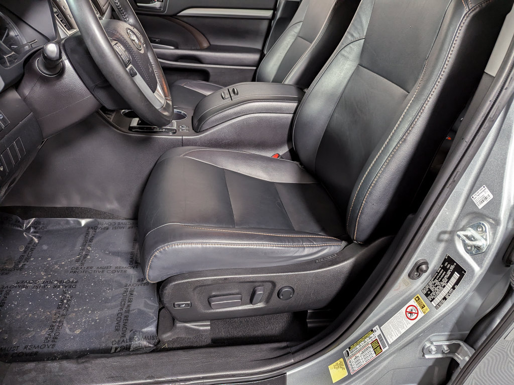 Used 2019 Toyota Highlander XLE AWD/4WD image 17