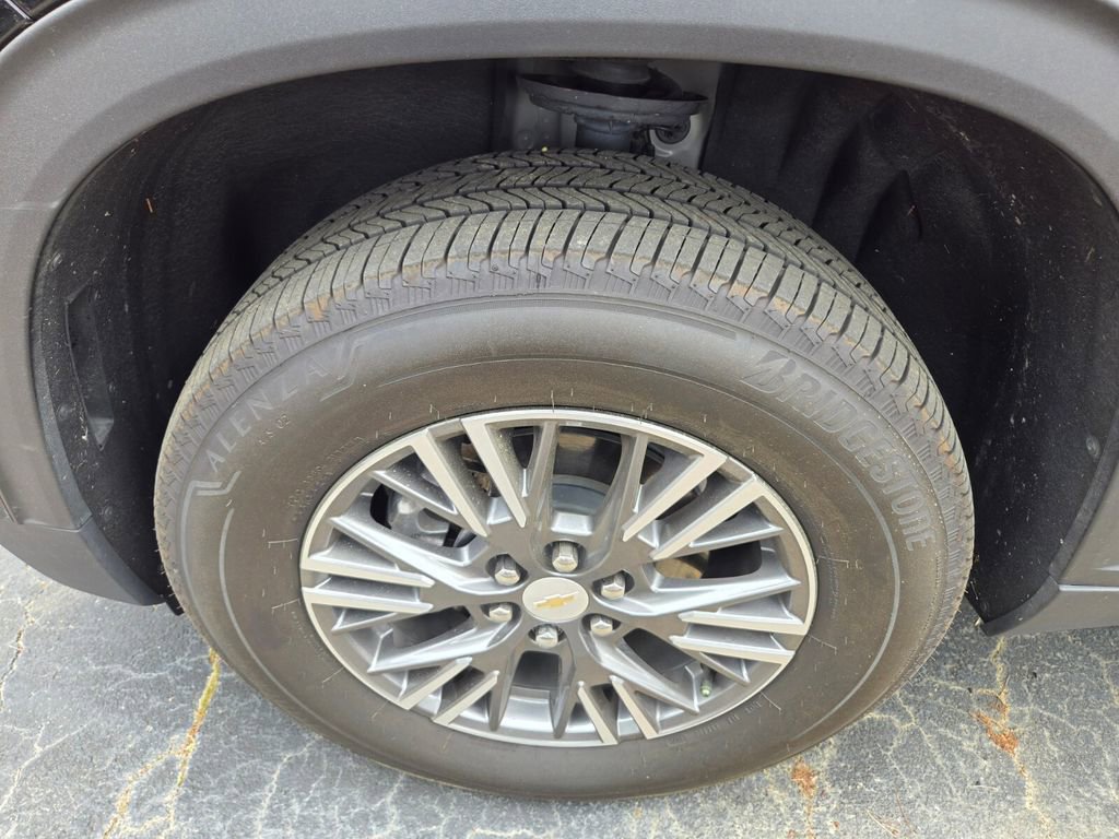 Used 2025 Chevrolet Traverse LT image 8